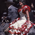 JEREZ de la FRONTERA - la Feria : femme en croupe en robe blanche et rouge
