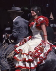 JEREZ de la FRONTERA - la Feria : femme en croupe en robe blanche et rouge
