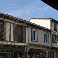 MIÉLAN (sud-ouest d'Auch) - maisons à colombages autour de la halle
