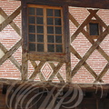 MIÉLAN (sud-ouest d'Auch) - maisons à colombages autour de la halle (détail)