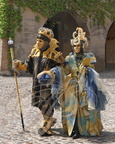 AUVILLAR - CARNAVAL DE VENISE 2014 - arrivée du défilé sur la place de la halle : le Roi et la Reine