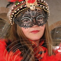 CARNAVAL DE VENISE 2014 - portrait : jeune fille au loup et plumes rouges