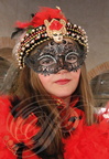 CARNAVAL DE VENISE 2014 - portrait : jeune fille au loup et plumes rouges