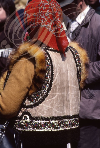 RADAUTI (Bucovine) - le marché : femme portant le gilet brodé typique en peau retournée 