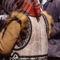 RADAUTI (Bucovine) - le marché : femme portant le gilet brodé typique en peau retournée 