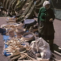 RADAUTI (Bucovine) - le marché : étal d'objets usuels en bois