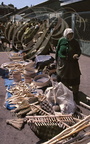 RADAUTI (Bucovine) - le marché : étal d'objets usuels en bois