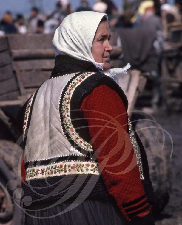 RADAUTI (Roumanie - Bucovine) - le marché : femme portant le gilet brodé typique en peau retournée 