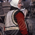 RADAUTI (Roumanie - Bucovine) - le marché : femme portant le gilet brodé typique en peau retournée 