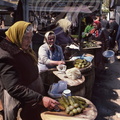 RADAUTI (Bucovine) - le marché : vente de légumes conservés en saumure