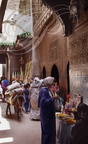 FÈS - Zaouia de Moulay Idriss - porte d'entrée (les vendeurs de cierges)