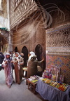 FÈS - Zaouia de Moulay Idriss - porte d'entrée (les vendeurs de cierges)