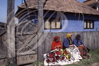 CERTEZE (Oas - Transylvanie) -  femmes brodant devant leur maison