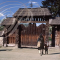 DRAGOMIRESTI ( Maramures - Transylvanie) - portail en bois sculpté de l'église
