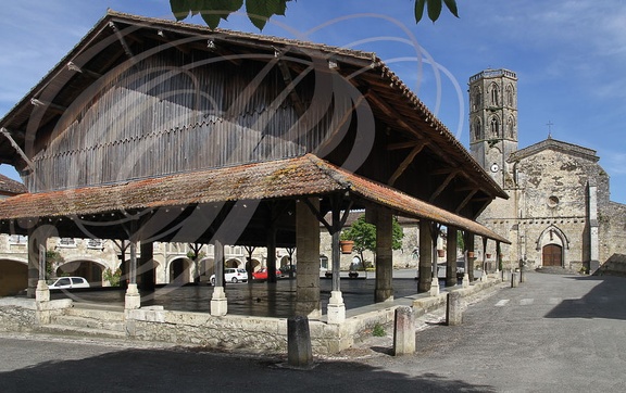 MONFORT (France 32) - église Saint-Clément et la halle