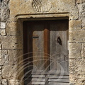 MONFORT (France 32) - linteau d'une porte gravé d'une coquille Saint-Jacques