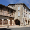 COLOGNE ( France - 32)  - maisons à colombages avec encorbellement et place à cornière
