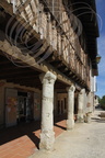 COLOGNE ( France - 32)  - place de la halle : maison à colombage sur piliers en pierre