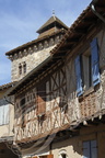 SARRANT (Lomagne gersoise) - la rue principale : maison à colombages et encorbellement