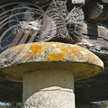 RACANIÈRE (France - 82) - Pigeonnier du Causse sur 4 piliers : détail du CAPEL en pierre placé au sommet de chaque pilier