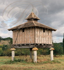 TAILLANTOU (France - 82 : nord-ouest de Castelsagrat) - pigeonnier sur quatre piliers surmontés d'un capel