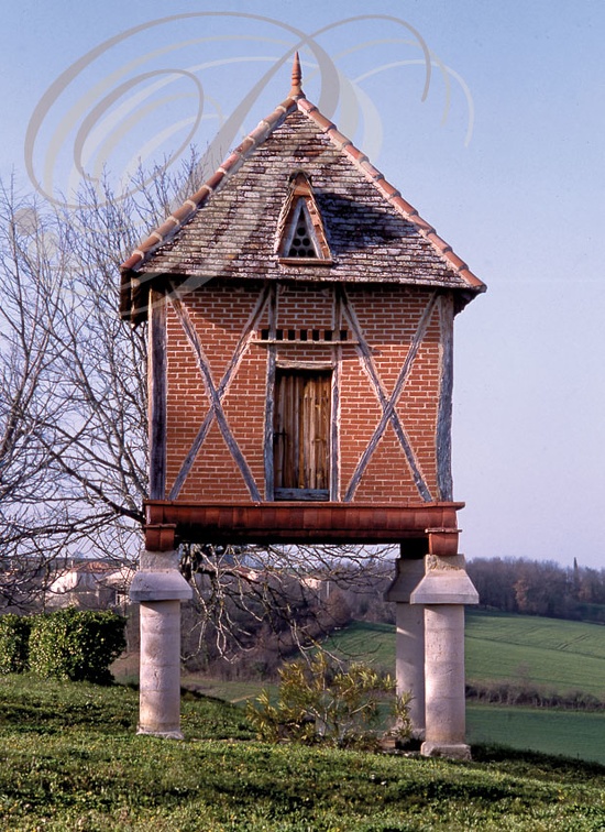 FAYSSAC (France - 81) -  Pigeonnier à colombages sur une base en briques soutenue par 4 piliers en pierre 