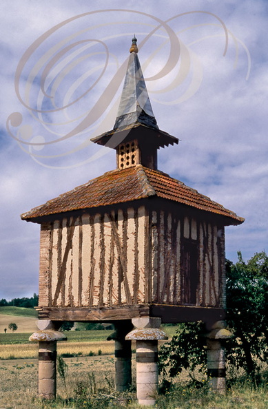 REVEL (France - 31) -  Pigeonnier à lanternon et 4 piliers en pierre supportant des capels
