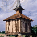 REVEL (France - 31) -  Pigeonnier à lanternon et 4 piliers en pierre supportant des capels