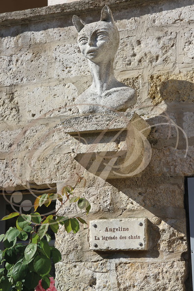LA ROMIEU -  statue commémorant "la légende des chats d'Angeline"