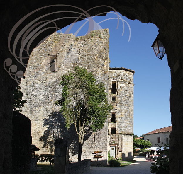 LARRESSINGLE - ancien château fort des évêques de Condom vu de la tour d'entrée du village