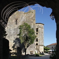 LARRESSINGLE - ancien château fort des évêques de Condom vu de la tour d'entrée du village