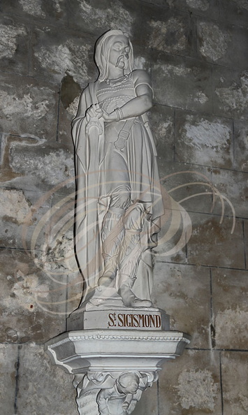 LARRESSINGLE_chapelle_romane_statue_de_saint_Sigismond_roie_des_Burgondes_a_qui_la_chapelle_est_dediee.jpg