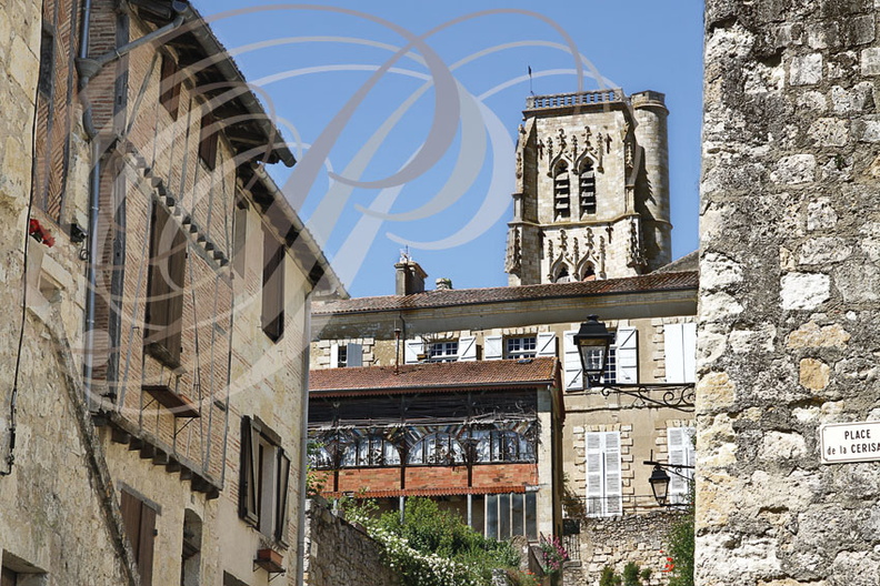 LECTOURE_clocher_tour_de_la_cathedrale_vu_de_la_fontaine_de_Diane.jpg