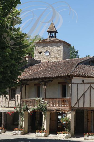 FOURCÈS (France - 32) - maisons à colombages entourant la place tour de lhorloge ancienne porte ouest de la ville au Moyen-Age
