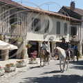 FOURCÈS - cavaliers sur la place du village