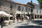 FOURCÈS - cavaliers sur la place du village