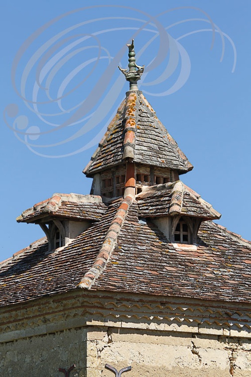 SAINTE-MÈRE (environs : à l'est - France - 32) - pigeonnier porche à lanternon et lucarnes d'envol (lieu dit CLOT)  