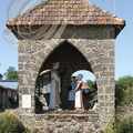 MONGUILHEME - édicule abritant une représentation de l'apparition de Notre-Dame de la Salette, construit avec les pierres récupérées de l'ancienne église de Saint-Pierre de Bérobie