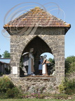 MONGUILHEME - édicule abritant une représentation de l'apparition de Notre-Dame de la Salette, construit avec les pierres récupérées de l'ancienne église de Saint-Pierre de Bérobie