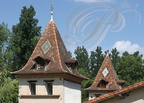 Commune de CASTELSARRASIN (France 82) - lieu dit FLEURY : deux pigeonniers symétriques aux tuiles vernissées, intégrés à l'habitation