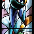 GRÉZAS (France - 82) - église romane :vitrail de Jean-Pierre Gey (maître verrier à Gimont - Gers) : "Vierge à l'Enfant"