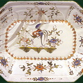 MARTRES-TOLOSANE - Faïencerie JODRA : plat au décor ibis polychrome