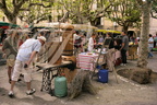 UZÈS - marché de producteurs locaux sur la place aux Herbes : distillateur de lavande
