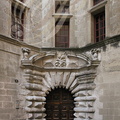 UZÈS - la vieille ville :  rue Saint-Étienne (porte Louis XIII à pointes de diamants)