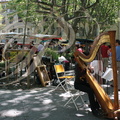 UZES_place_aux_Herbes_le_marche_anime_par_une_harpiste.jpg