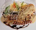 "HAMBUR'GERS" :  magret de canard (cuisson unilatérale), foie gras frais grillé, tartine de pain aillé à la sauce foie gras, purée fumée sur croûte de gros sel (Auberge des Bouviers à Lectoure - gers) 