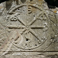 BIRAN - Chrisme gravé dans la pierre d'un fronton (ici l'alpha et l'oméga sont inversés)