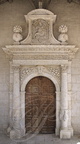 BIRAN - église Notre-Dame de Pitié : porche sculpté et décoré de fruits du terroir : coings, nèfles, grenades, prunes, pastèques, figues, pommes, poires et courgettes sucrées 