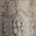 BIRAN - église Notre-Dame-de-Pitié : porche (détails des fruits du terroir enlaçant les colonnes qui encadrent le porche)