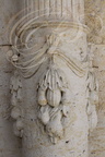 BIRAN - église Notre-Dame-de-Pitié : porche (détails des fruits du terroir enlaçant les colonnes qui encadrent le porche)